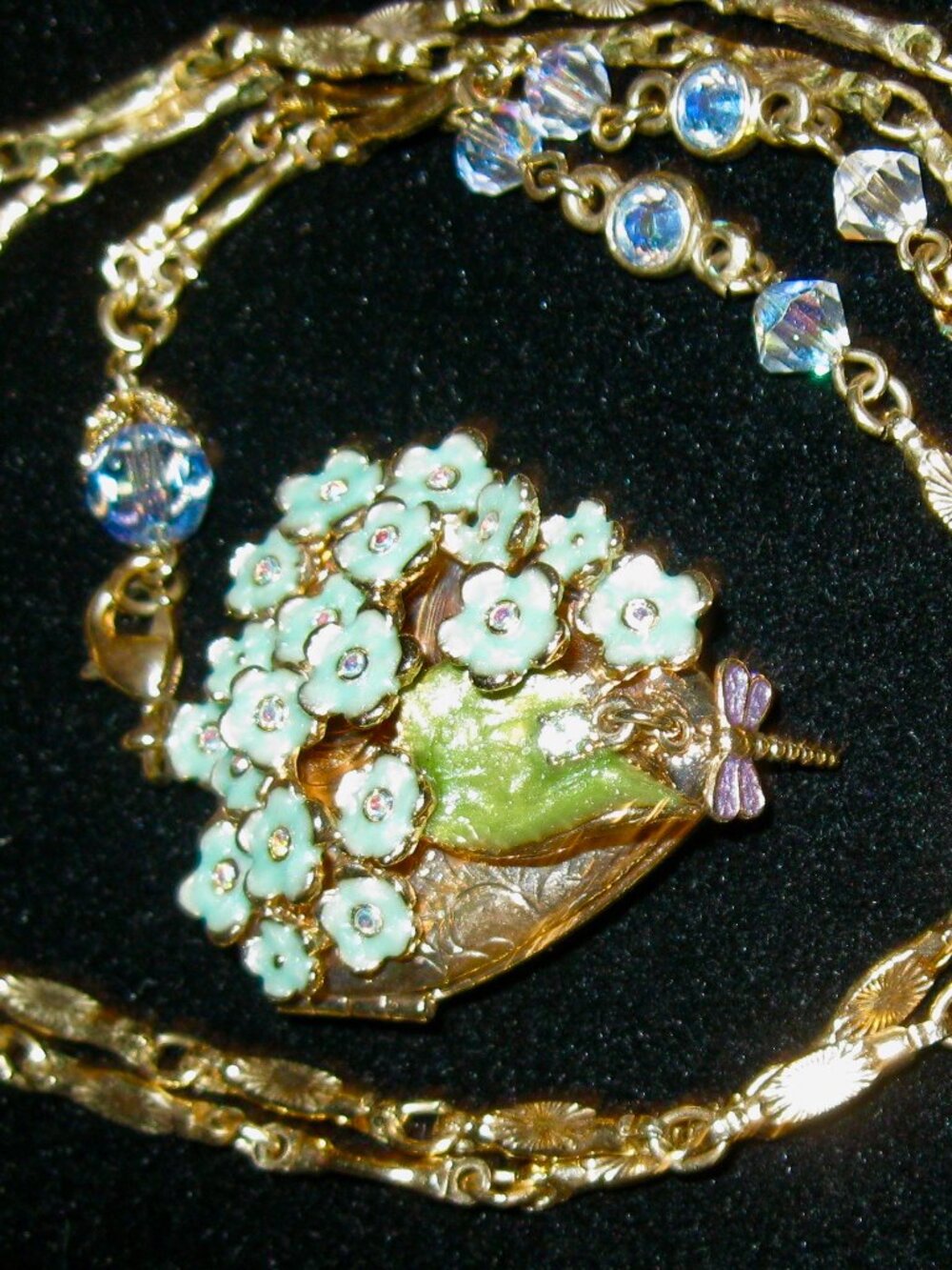 KIRKS FOLLY FORGET ME KNOT HEART SHAPED LOCKET NECKLACE IN GOLD TONE